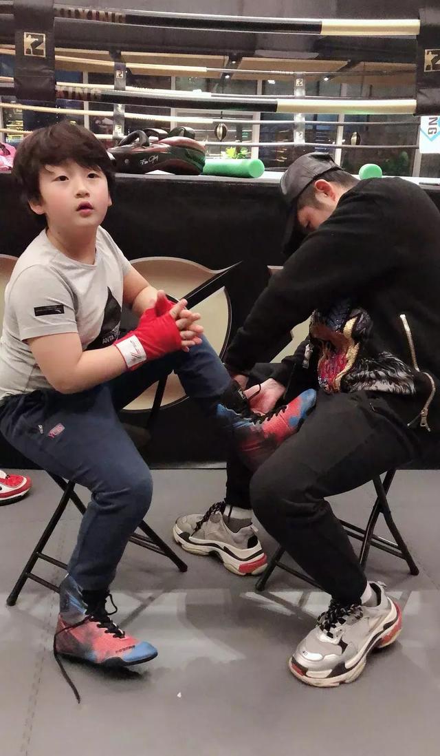 爸爸去哪儿的轩轩长大了直发的他撞脸丁一宇还变成了学霸