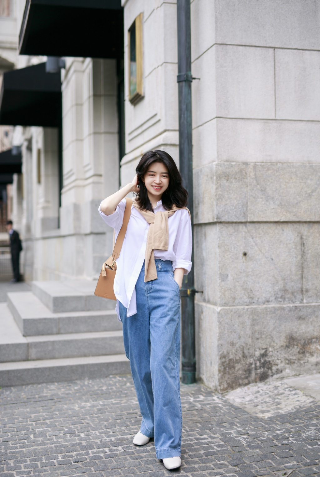 今年夏天穿衣要如何搭配,小个子女生白衬衫搭牛仔裤,穿出高级感