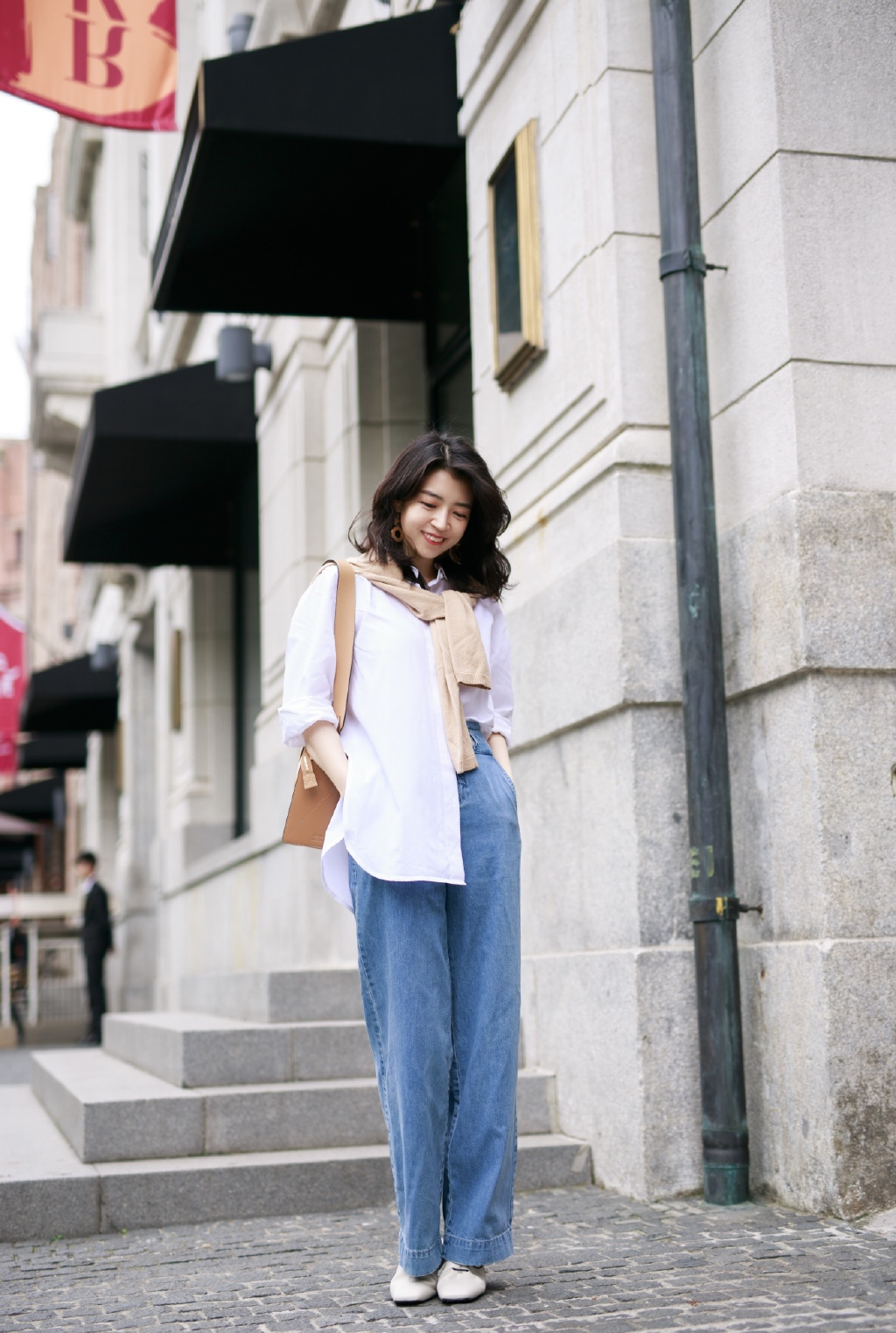 今年夏天穿衣要如何搭配,小个子女生白衬衫搭牛仔裤,穿出高级感