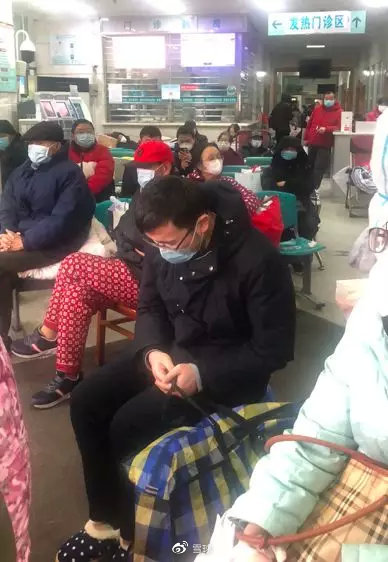 一家四人确诊新冠肺炎,妈妈去世后我终于在方舱医院见到了父亲和儿子
