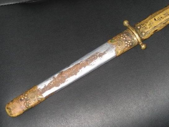 剑鞘用名贵鲨鱼皮制成，嵌满红蓝宝石及金刚钻，堪称价值连城|蓝宝石|宝剑|孙殿英_新浪新闻