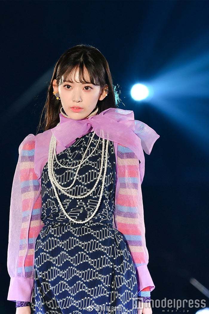 小樱花宫胁咲良紫色复古蝴蝶结连衣裙造型参加走秀,你们觉得怎么样