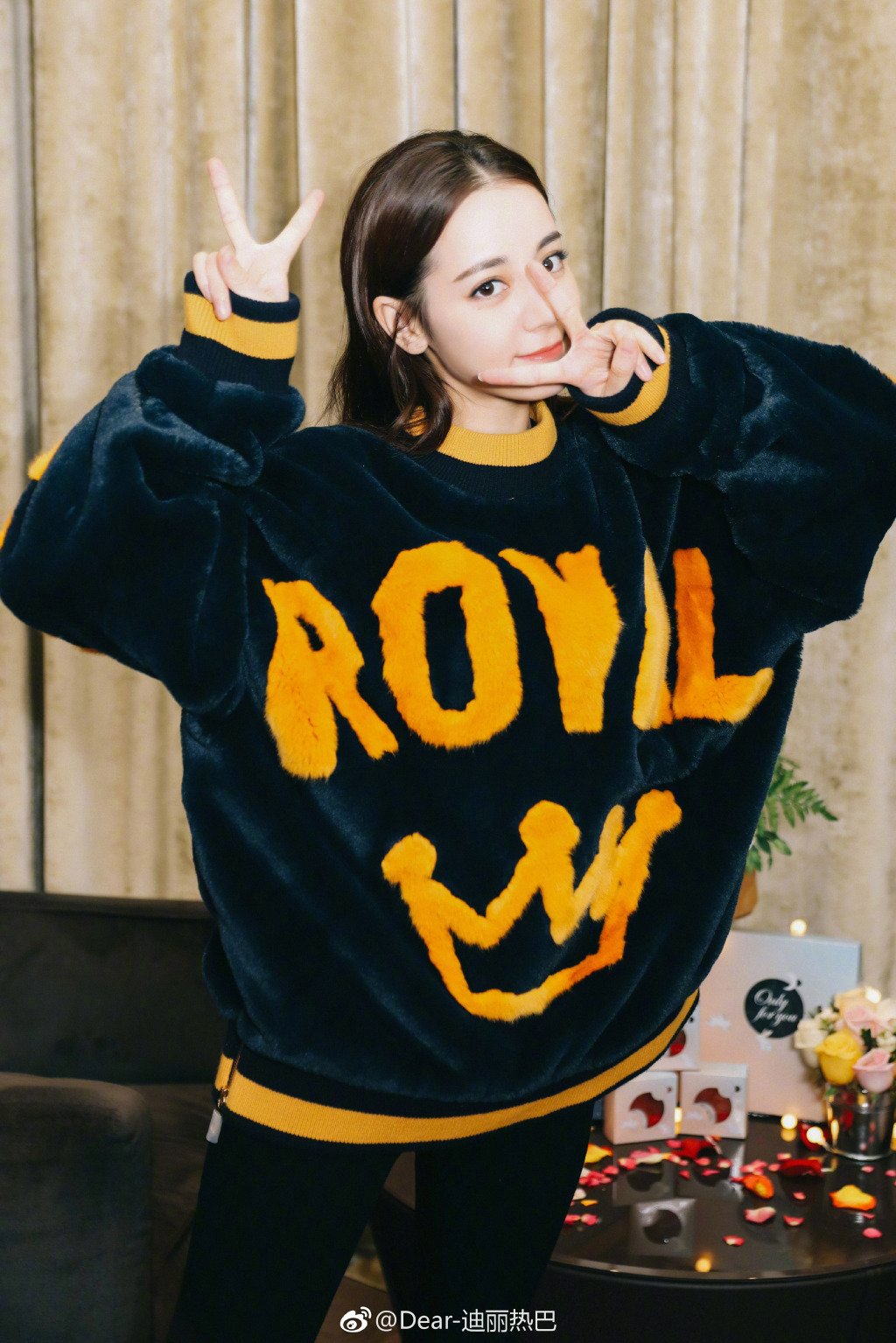 迪丽热巴笑容甜美大方.