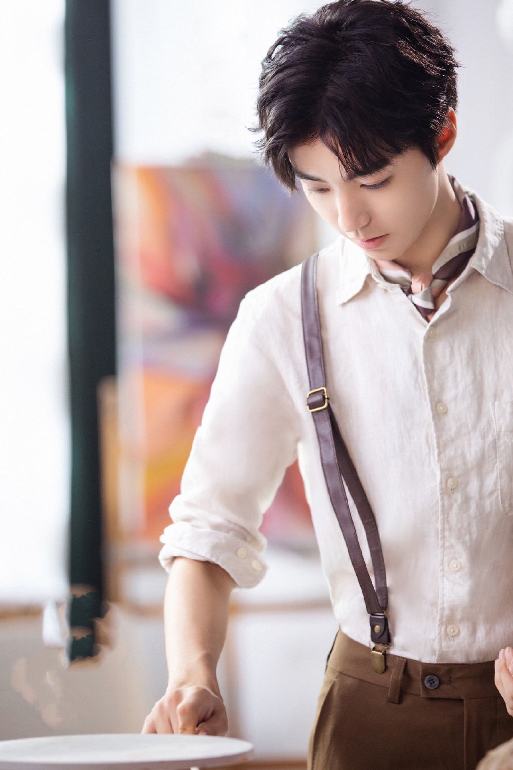 中餐厅:厨系少年王俊凯中分发型,初恋背带裤,满满的艺术气息