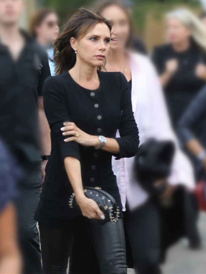 贝克汉姆携妻子现身,皮夹克配马丁靴型男范足,45岁贝嫂黑装好酷