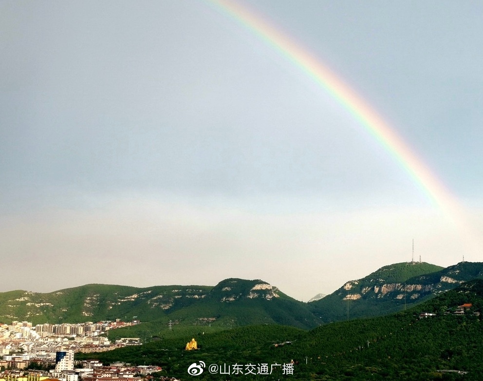 雨后惊现超大彩虹,这份幸运你收到了吗