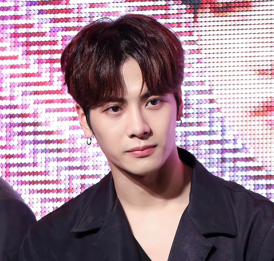 王嘉尔留中分=全嘉尔全嘉尔中分真的是可盐可甜呢!@王嘉尔