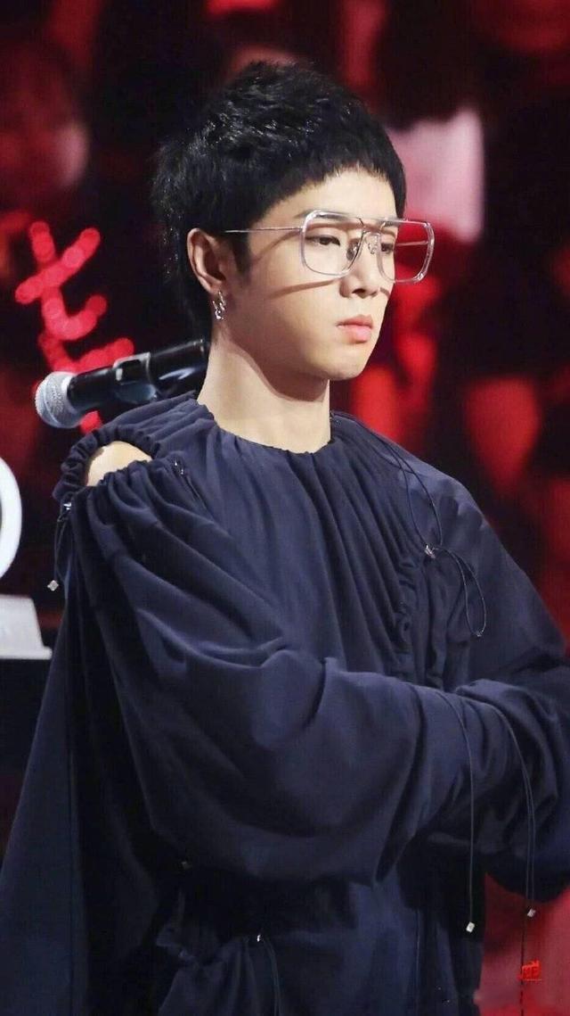 没有华晨宇不能揣的袖子,堪称东北十级揣手爱好者,网友:满级了