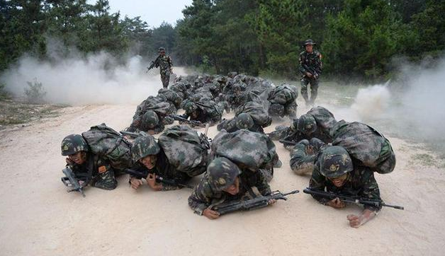 专门训练特种兵的魔鬼学校,入学签生死状,饭菜得让狗先吃