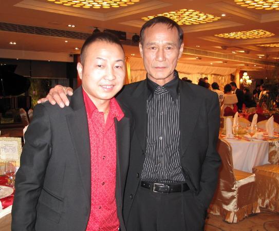 74岁陈惠敏做客赵本山家,梁小龙夫妇同框破谣言,吃吃喝喝好惬意