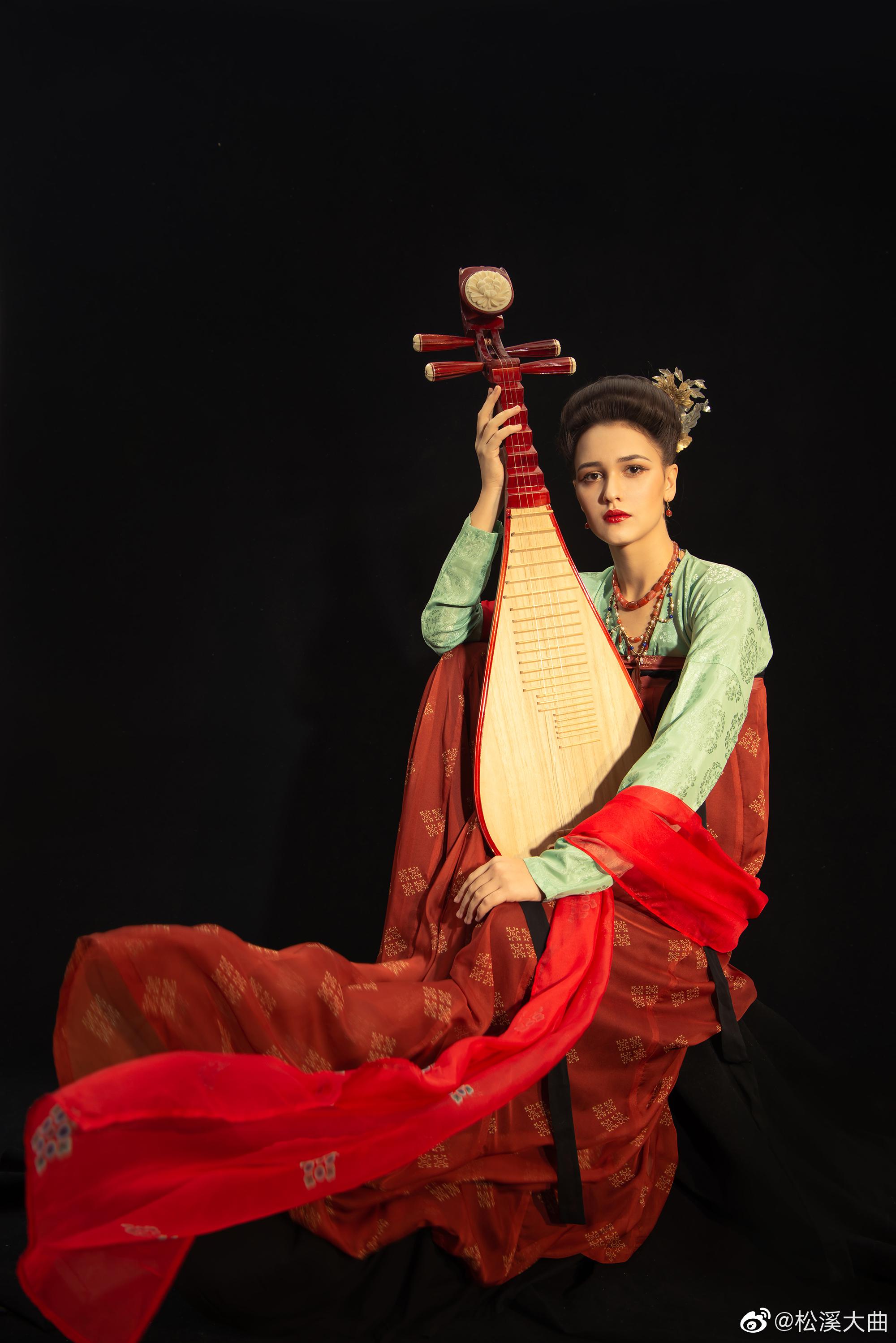 胡姬貌如花，当垆笑春风
