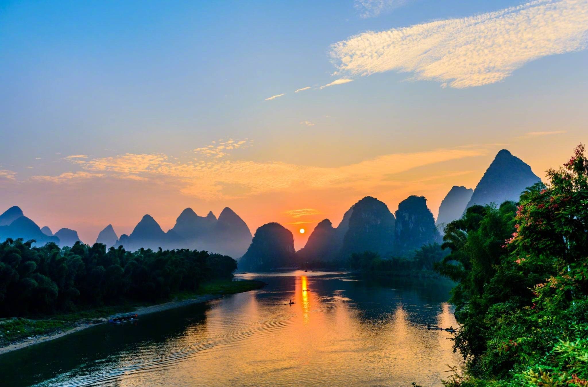 桂林漓江夕阳山外山,春水渡傍渡