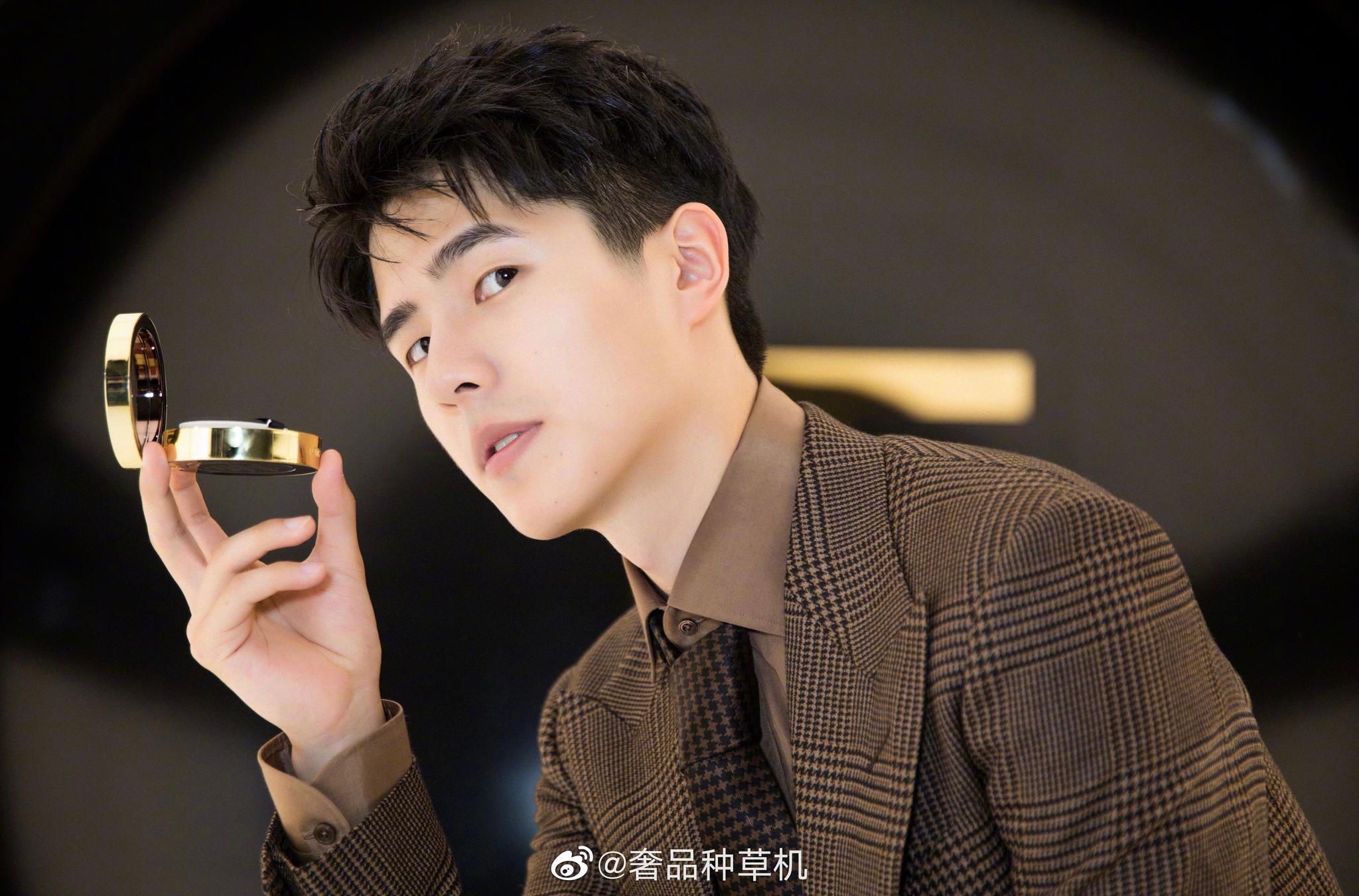 昊然迪迪为出席@tomford汤姆福特 活动,身着格子西装