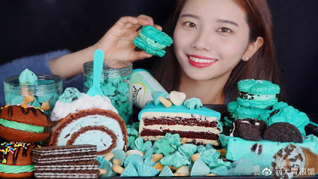 大胃王suna吃播治愈系蓝色甜品,马卡龙酥麻酥麻的!