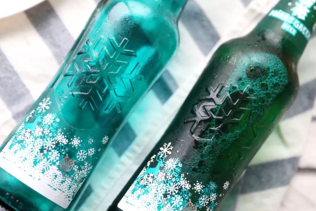 这点很适合夏日冰镇拿取,不用再担心手抖~瓶口附近的marrsgreen字体