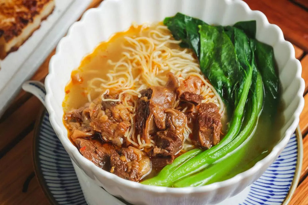 大块牛腩已经焖熟至软烂,汤头鲜甜,面根根分明,吸饱了汤汁的面条吃