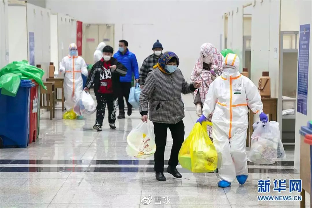 一家四人确诊新冠肺炎,妈妈去世后我终于在方舱医院见到了父亲和儿子