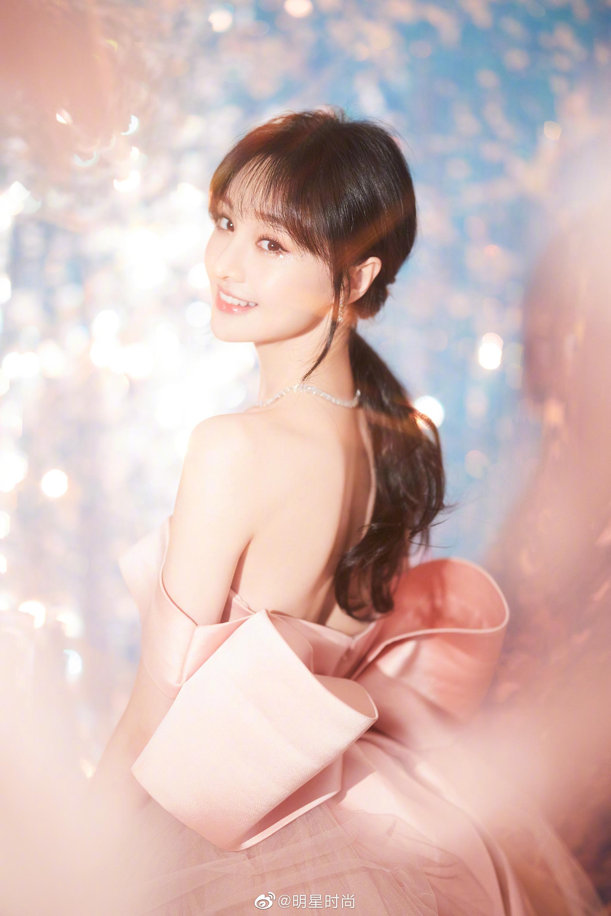 郑爽身穿粉色蝴蝶结纱裙亮相红毯,回眸的瞬间简直太美了!