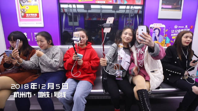 网红扎堆杭州地铁做直播海归女主播
