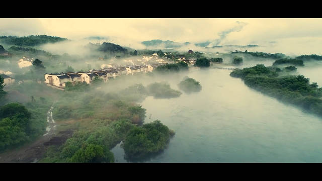 航拍雾气中的安徽泾县桃花潭有中国水墨山水画的意境之美