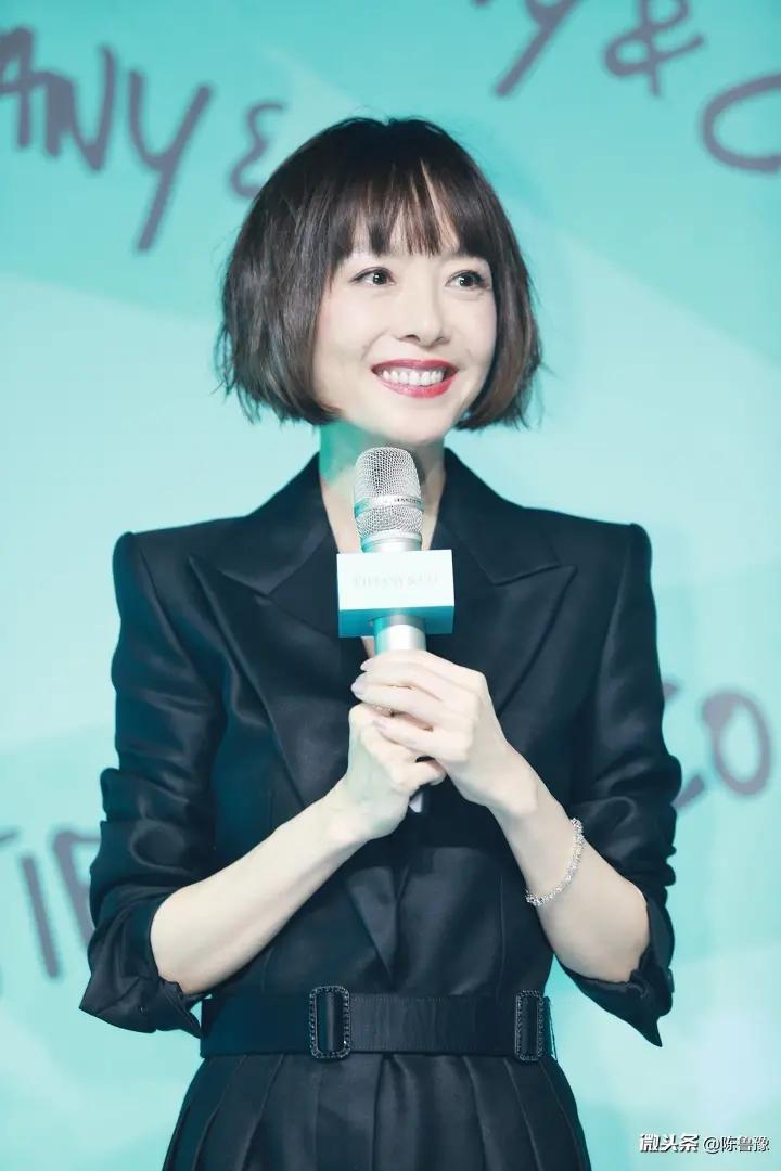 波波头到休闲装现实机场,意外减龄又时髦|陈鲁豫|发型|休闲装_新浪