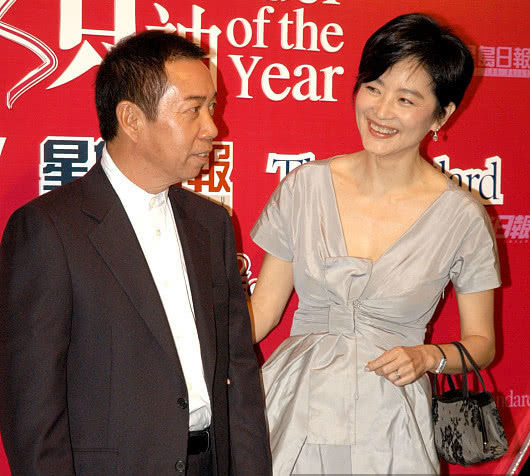 64岁林青霞近照,年轻貌美和老公像"父女",两个女儿比她还美