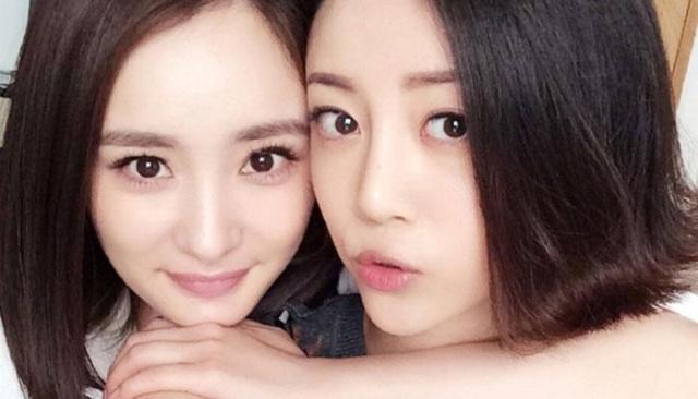 李溪芮解约后首次跟杨幂同框,腿精果然当之无愧,杨幂都稍逊一筹