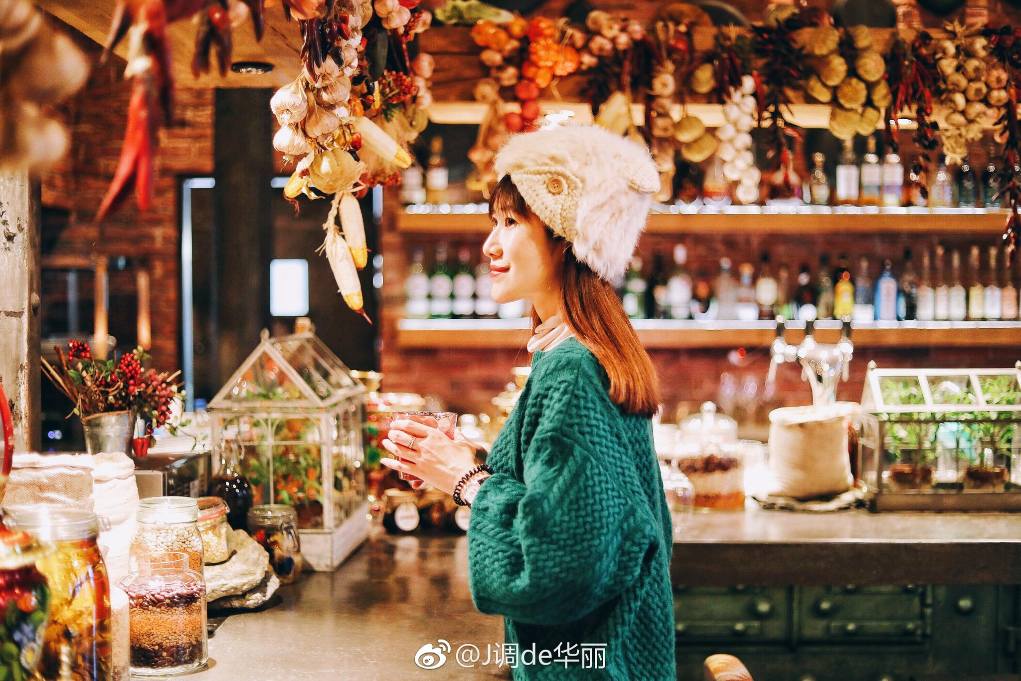 莫斯科网红餐厅打卡 | 这家有孔雀且都是头戴花环颜值敲高的俄罗斯姑