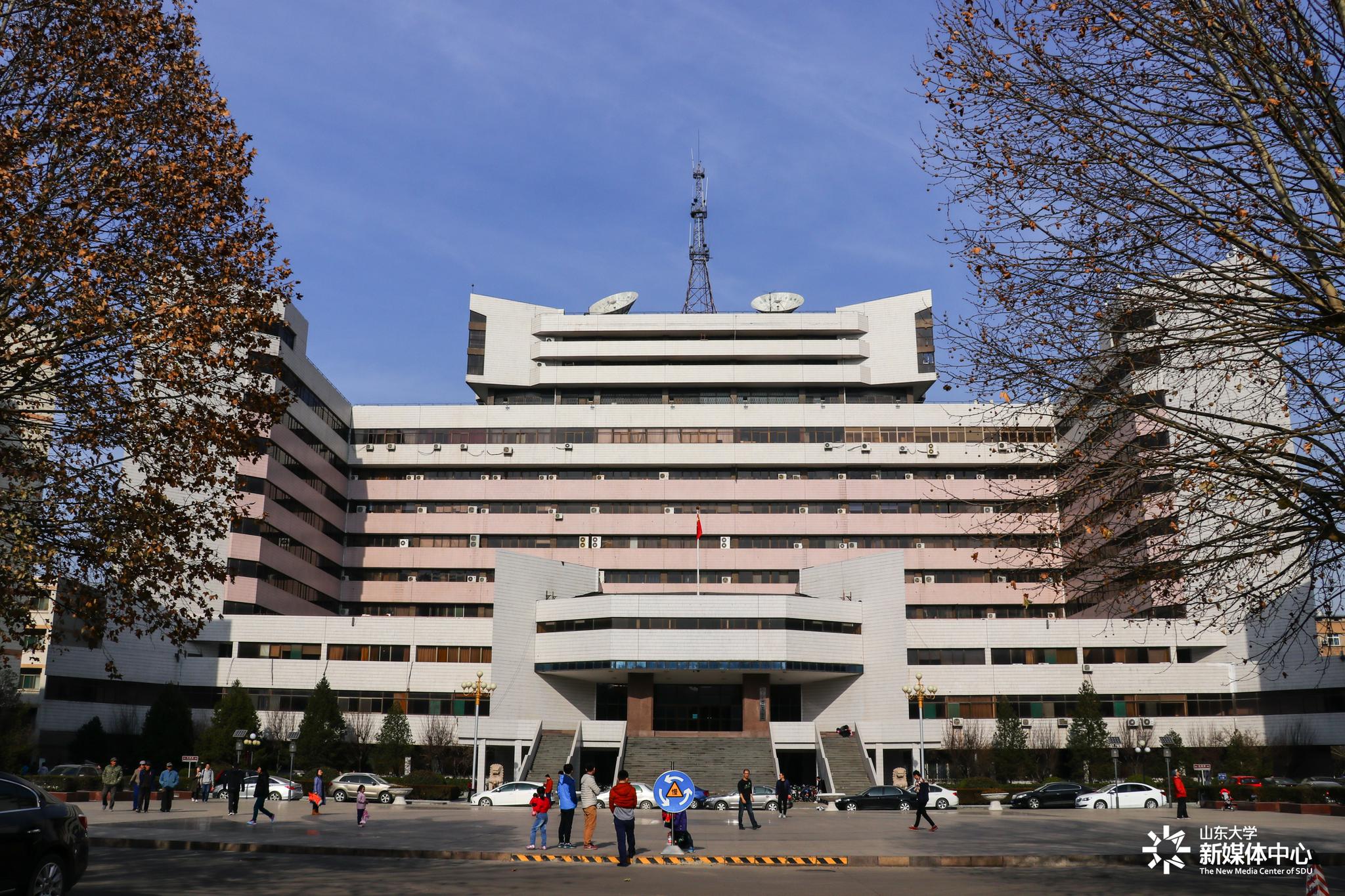 铛～铛～铛～本周的山大建筑物拟人来啦长身玉立的公子知新楼&