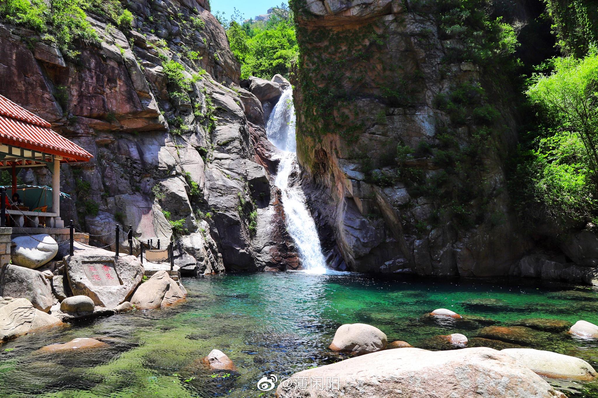 雨后的崂山北九水泉水充沛,从山上喷涌而下,沿着溪流,或平缓