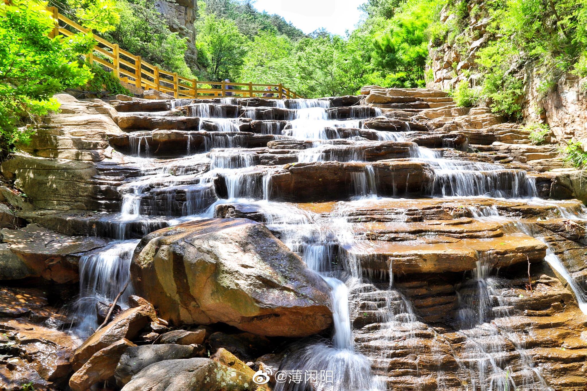 雨后的崂山北九水泉水充沛,从山上喷涌而下,沿着溪流,或平缓