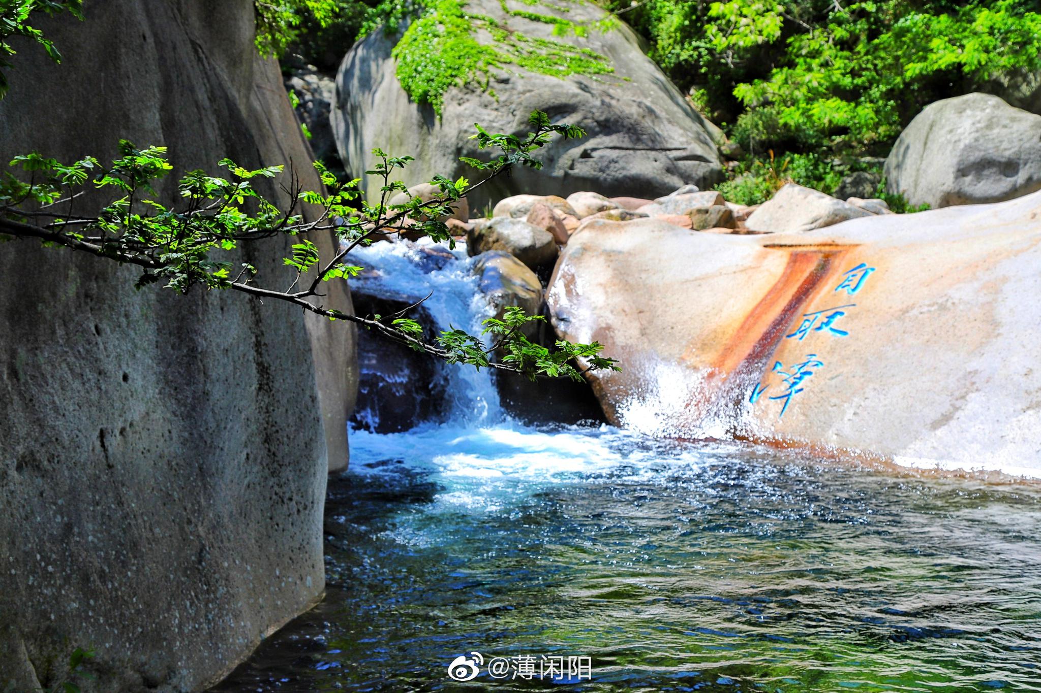 雨后的崂山北九水泉水充沛,从山上喷涌而下,沿着溪流,或平缓