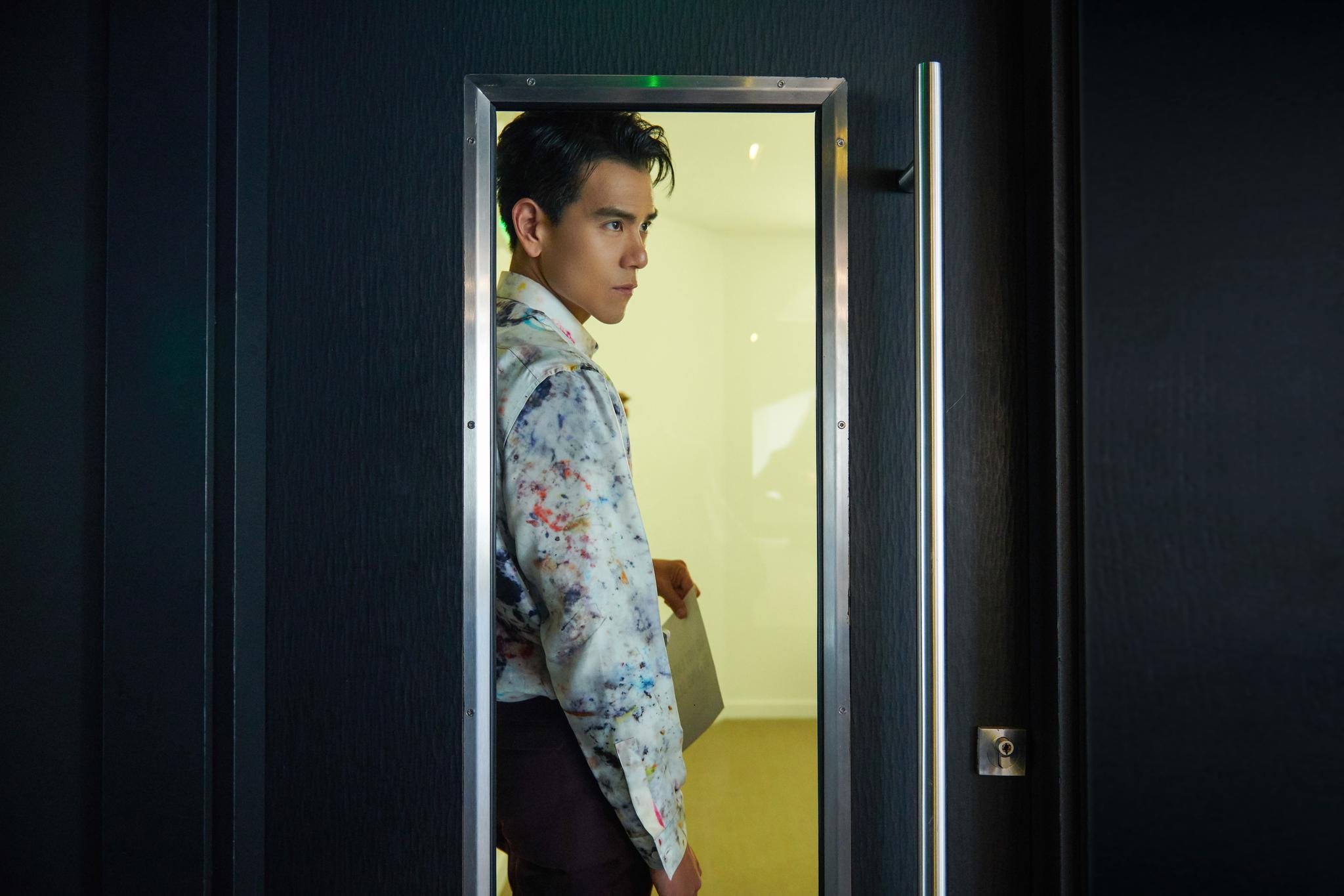 berluti品牌代言人@彭于晏 身着2019冬季系列勃艮第酒红色羊毛西服套