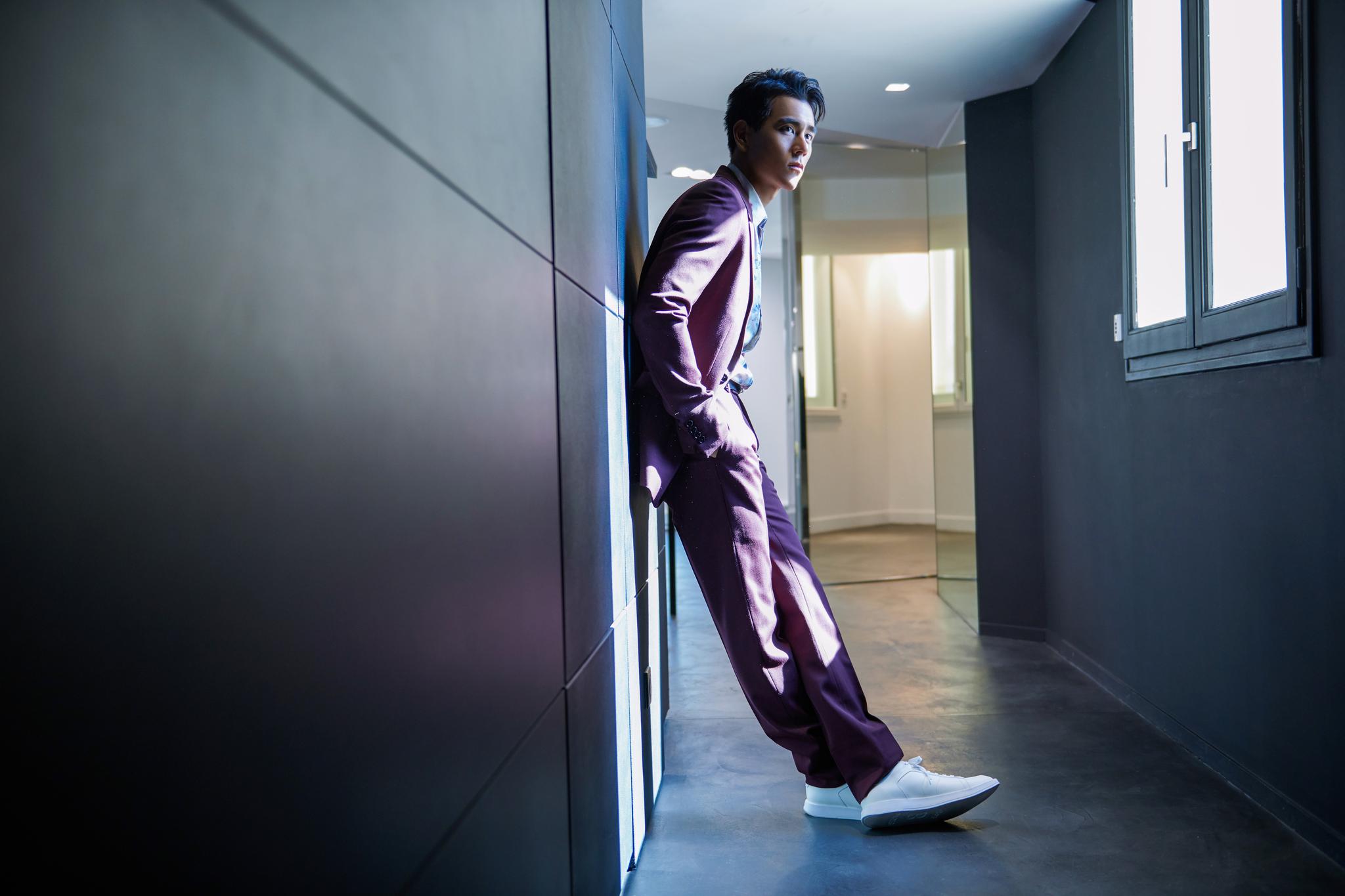 berluti品牌代言人@彭于晏 身着2019冬季系列勃艮第酒红色羊毛西服套