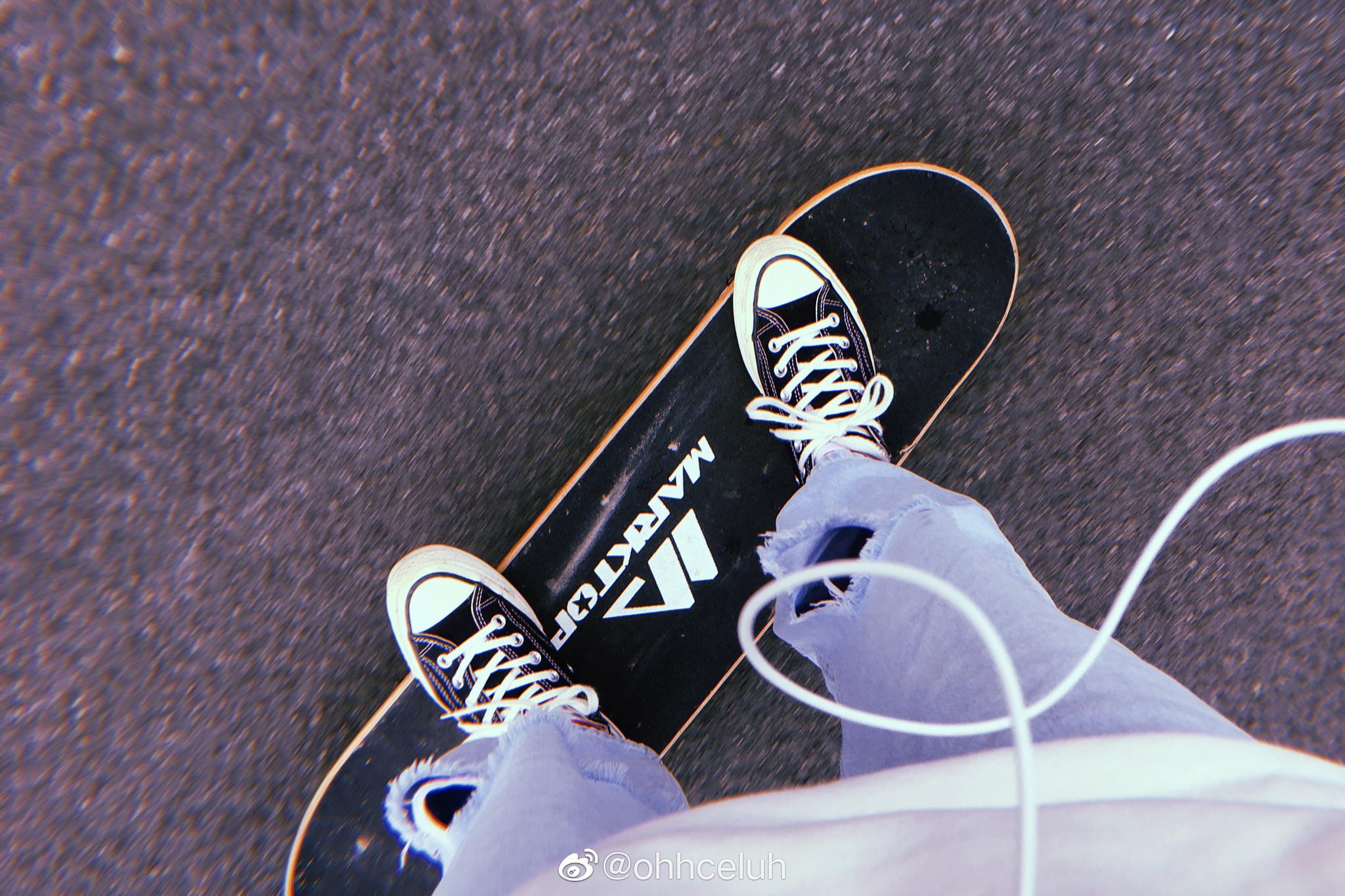 穿着匡威踩着滑板我又回来了嗨xx转过身哈哈哈