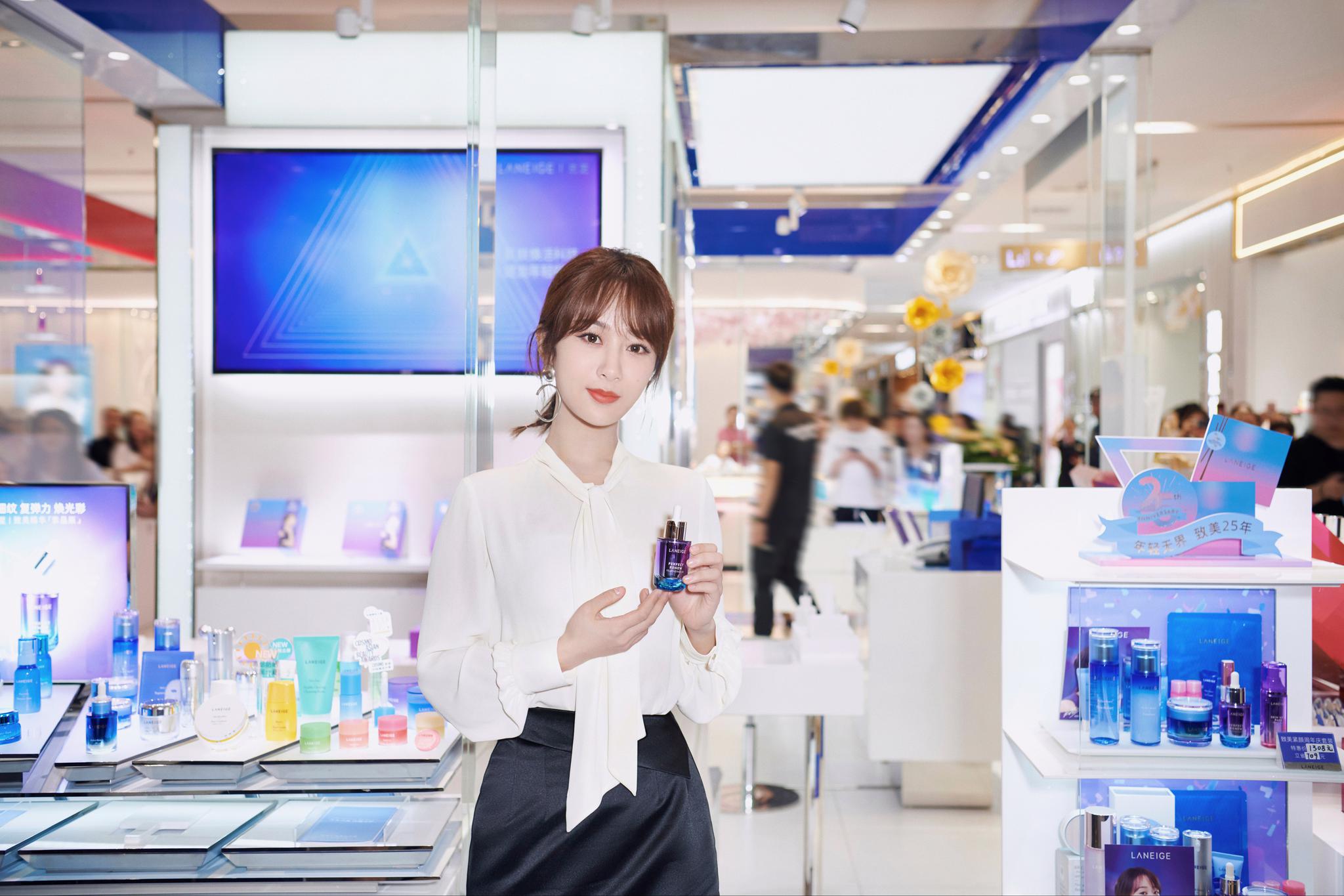奉上今日@杨紫 出席@兰芝中国 品牌活动大图