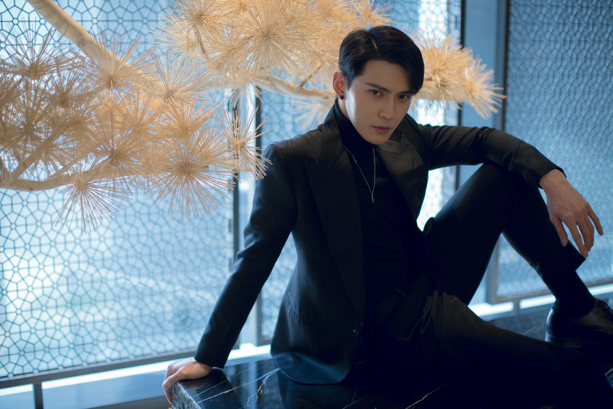 徐正溪jeremyjones 新造型上线,一身黑色西装成熟沉稳_高清图集_欣怂