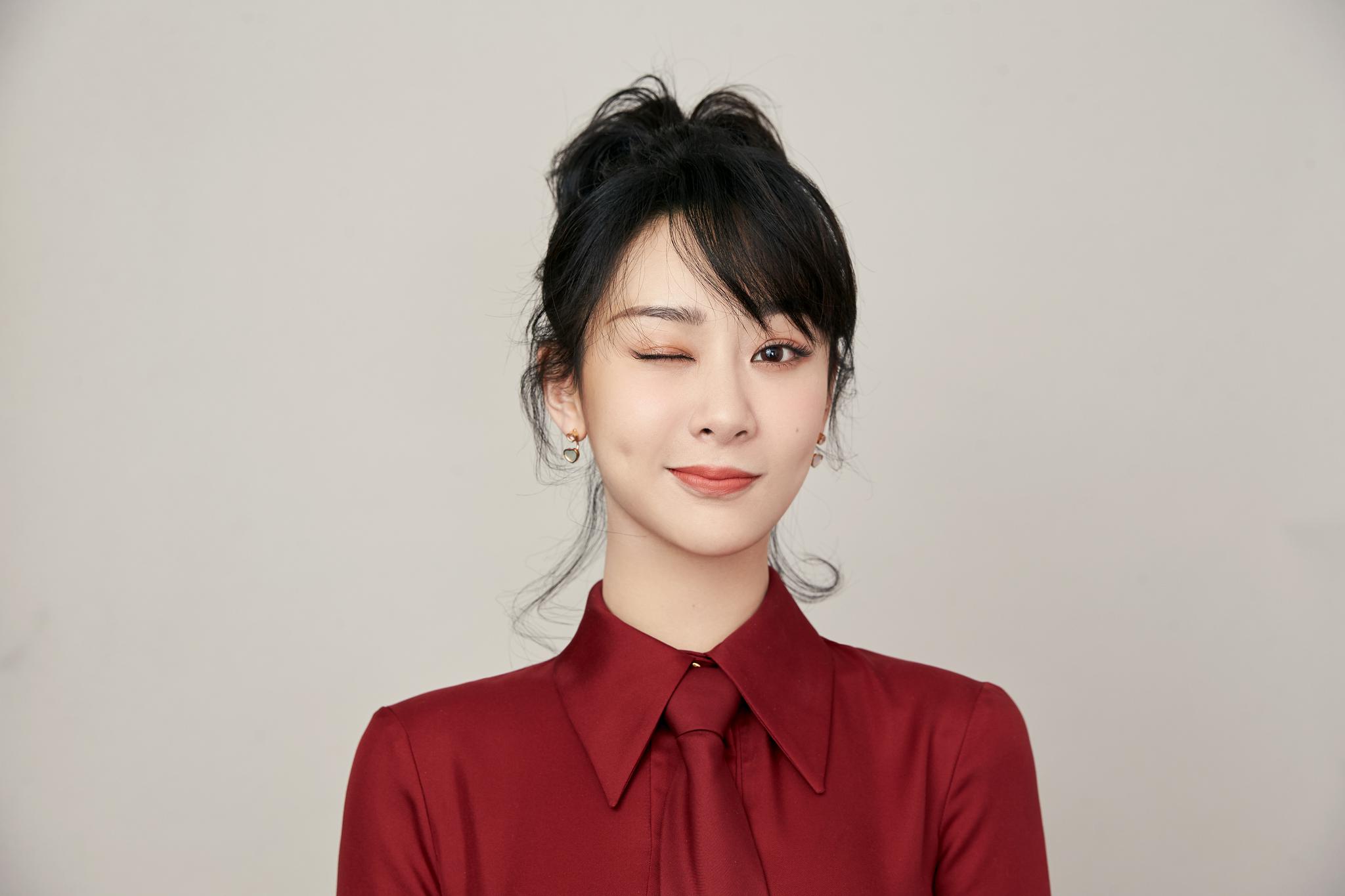 杨文静@杨紫 提前来给大家拜年啦,祝大家新春快乐