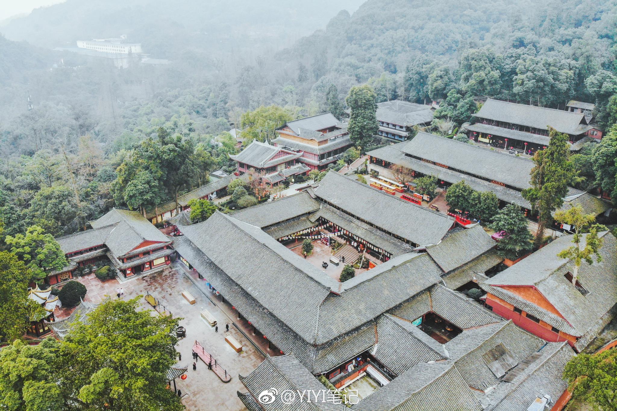 被森林所环绕的峨眉山报国寺
