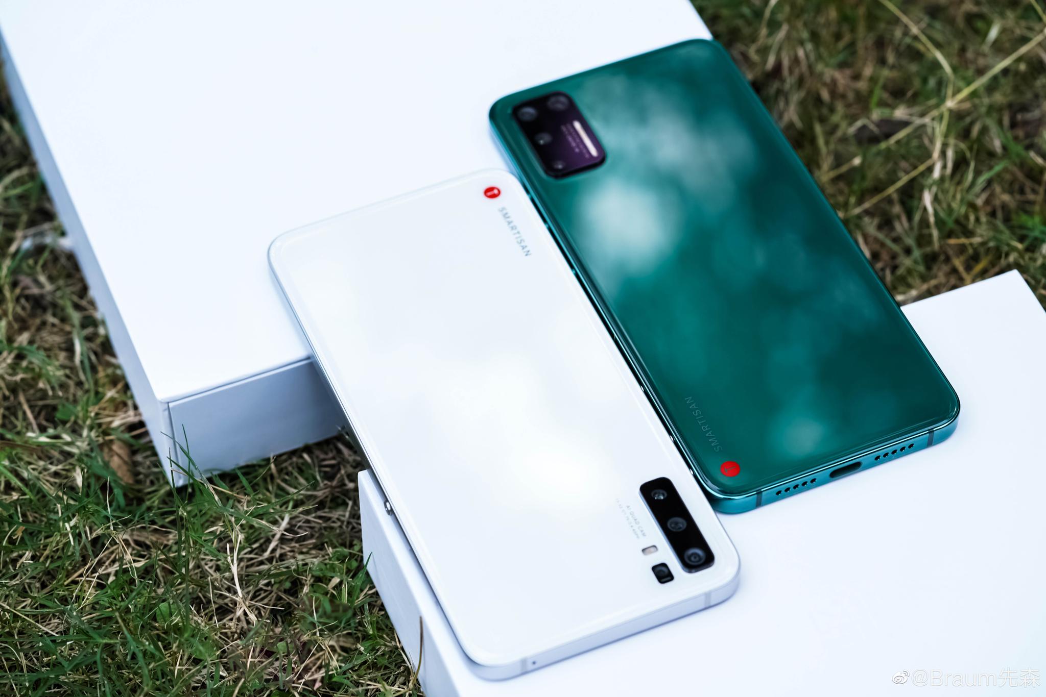 坚果pro3这款绿色颜值确实很高啊,个人觉得比白色好看一些