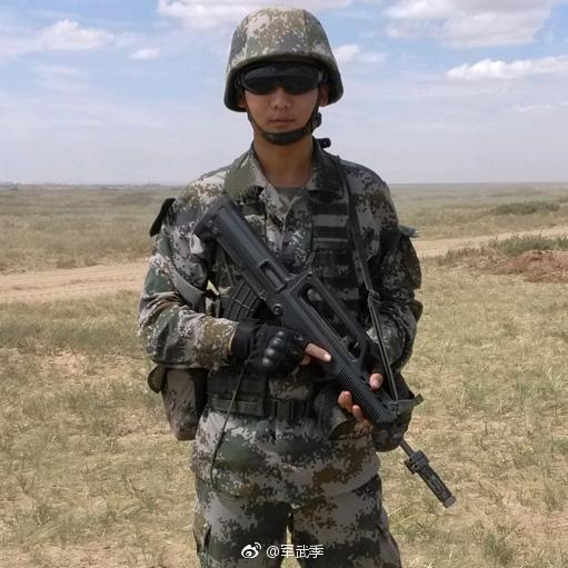 军人(消防)收藏照片几幅,有一幅主人公在故事里出现了,找到了吗|主人