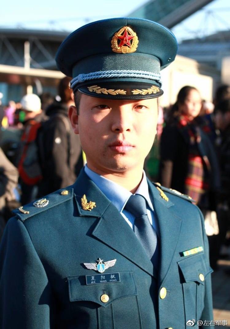 日本精中分子穿解放军军服出现在公共场合