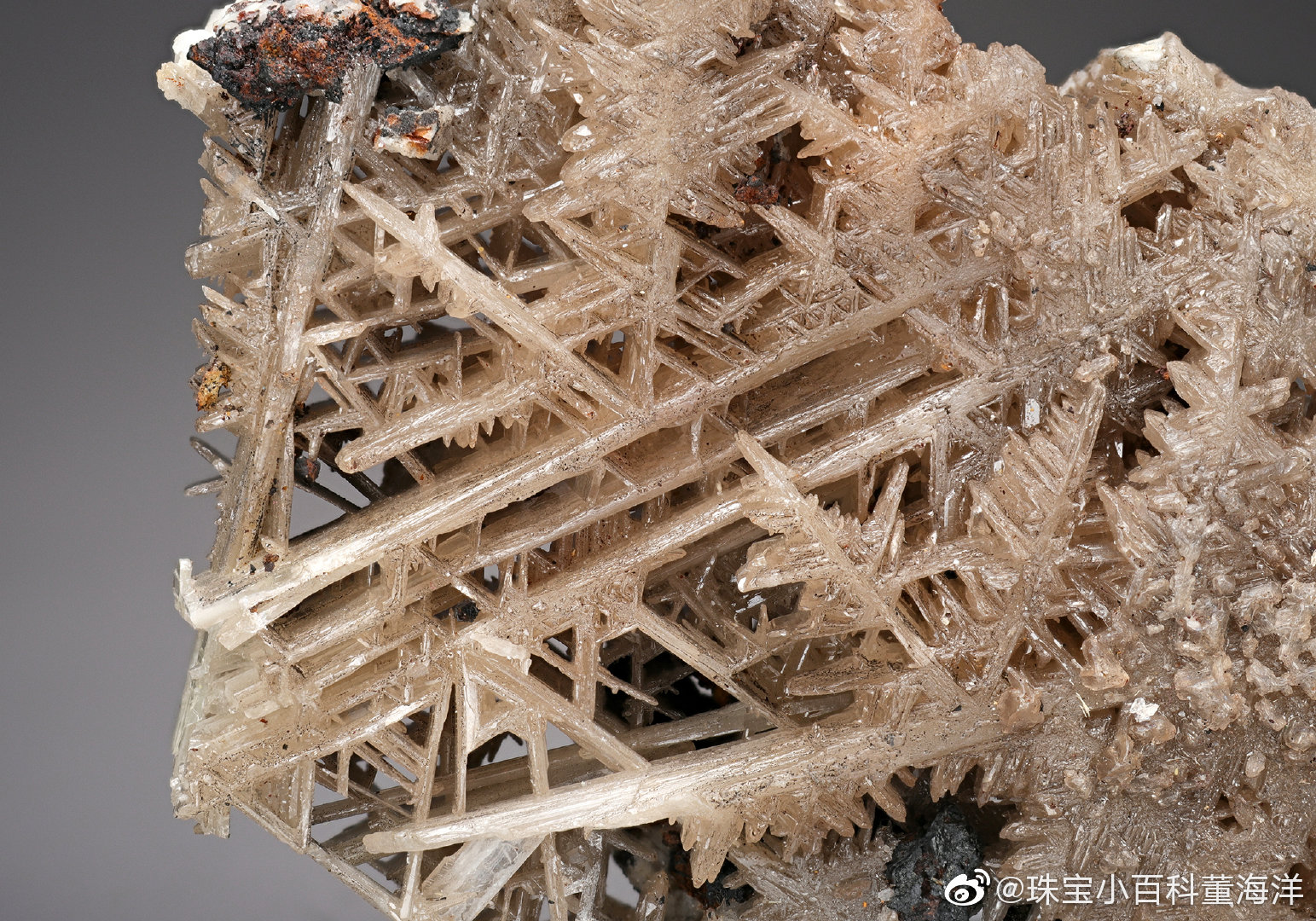 当方铅矿风化到第二阶段白铅矿就出现了而当白铅矿足够多时