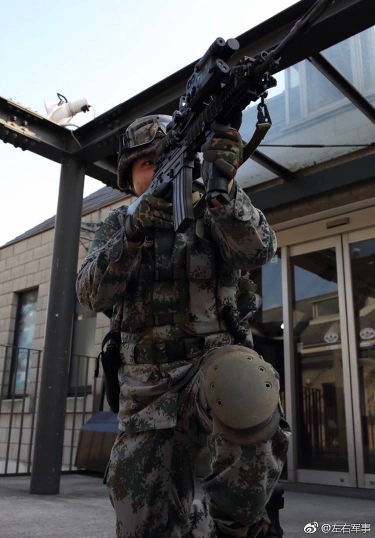 日本精中分子穿解放军军服出现在公共场合