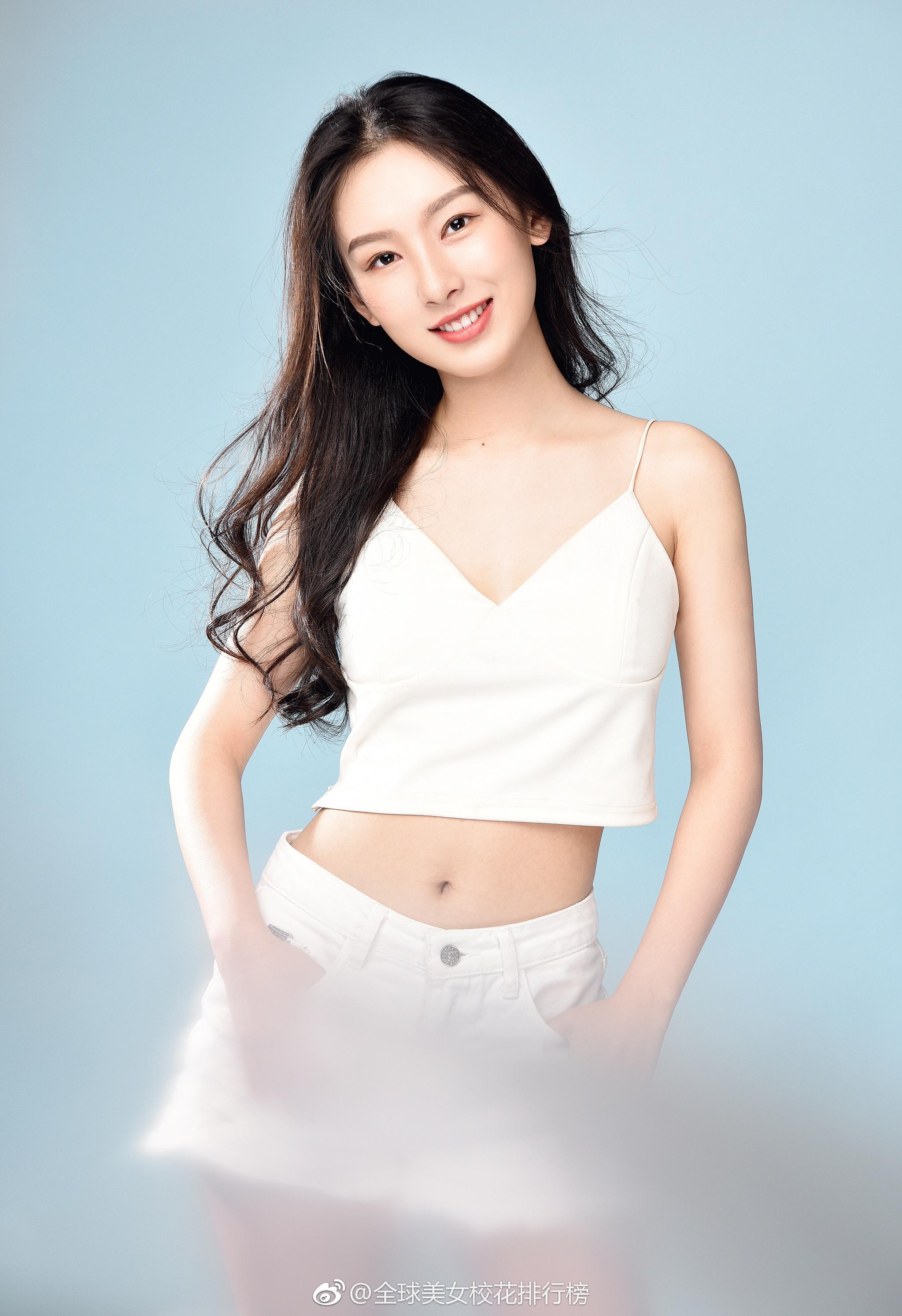 白旭含 就读于中国传媒大学 身高166cm 狮子座 来自重庆 67@白旭含