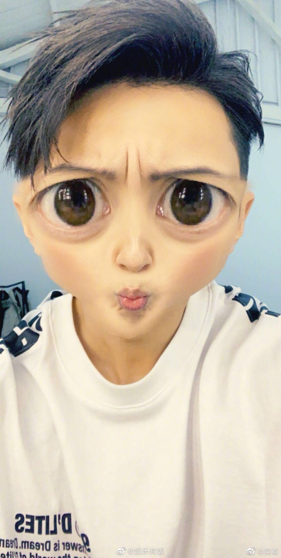 晒出一组搞怪自拍并配文"天啊…吴爸爸怎么了"