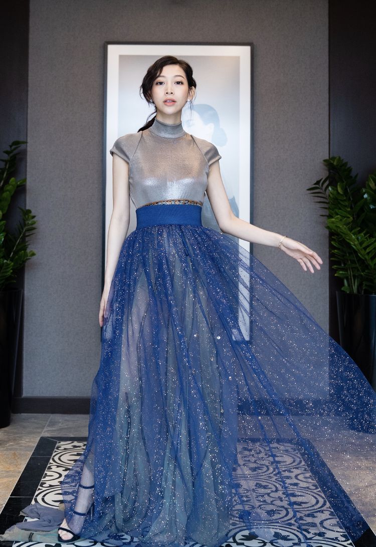 温雅现身活动,一袭灰色开叉裙好性感,把腿往前迈时却看呆众人