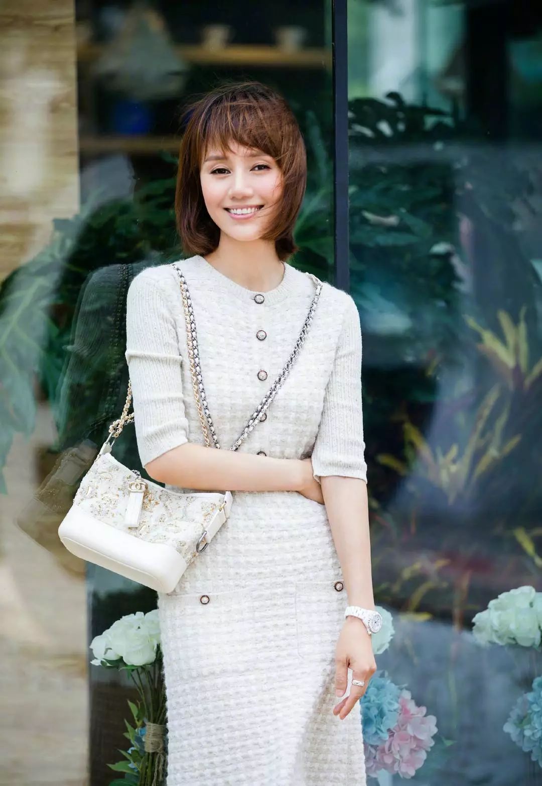 辣妈袁泉美得高调,毛衣配长裙,42岁仍美成焦点