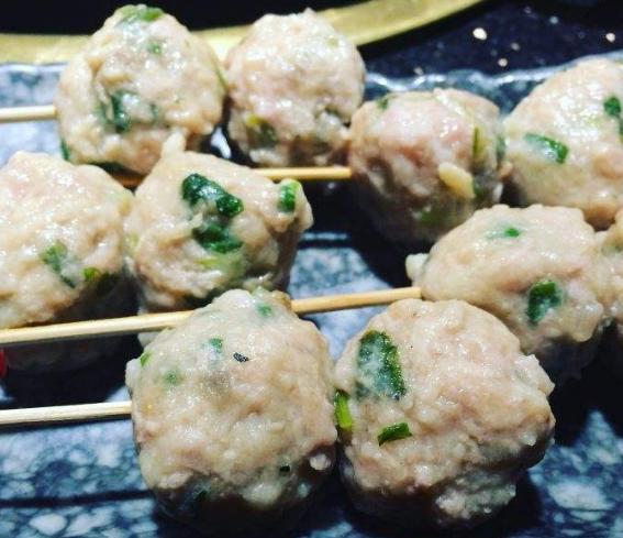 而大爷别看年纪大,但胜在喜欢钻研,他还加入了串串杯,将香菜丸子串成