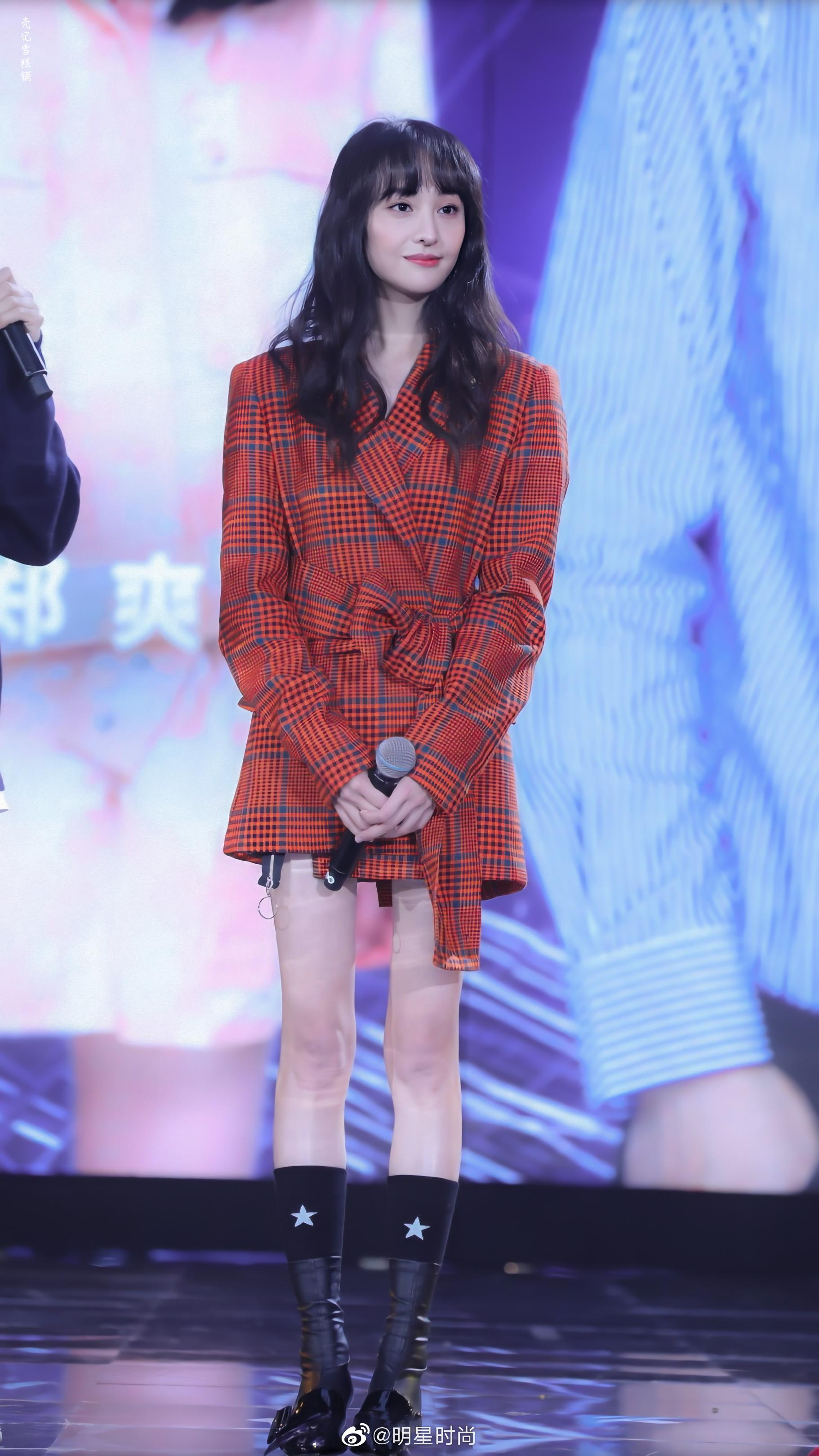 郑爽身着橙红色格纹蝴蝶结西服下搭漆皮拼接中跟靴亮相上海